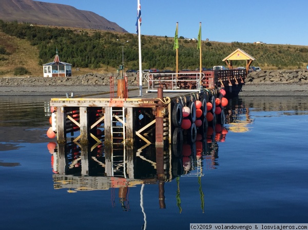 Embarcadero en el  fiordo Eyjafjördur
Embarcadero desde el que sale un pequeño barco para hacer avistamiento de ballenas en el fiordo Eyjafjördur,
