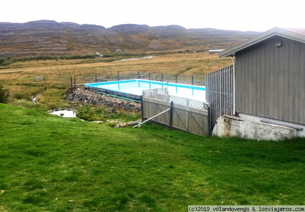 Piscina termal en Laugarholl
En medio de la naturaleza,  esta piscina termal que se nutre de las mágicas aguas de un pozo que también forma parte del Museo de la Hechicería junto a la cabaña del hechicero, es un plus de placer para descansar y salir como nueva. En el lugar también hay un Hotel en lo que era una antigua Escuela
