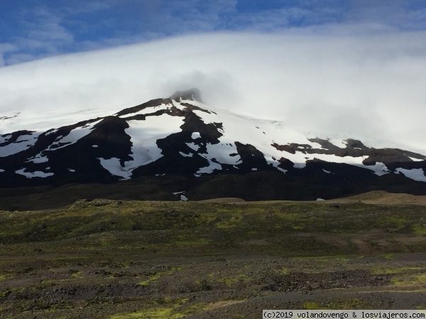Glaciar de Snaesfellsjokull sobre un  volcán
El glaciar Snaesfellsjokull está sobre un volcán,  donde Julio verne situó su bajada al centro de la tierra. Dicen que este lugar es mágico y que genera muy buenas brivaciones y da energía positiva. A nosotros nos la dio
