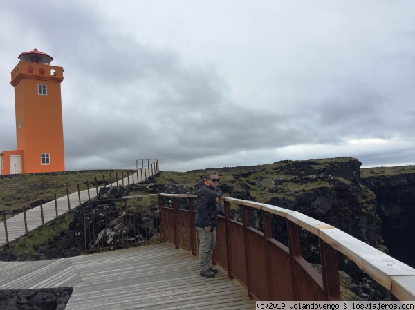 Faro de Skalanasgaviti,
Se encuentra en la península de Snaefellsjokull y junto a los acantilados de  Saxhólar,  Hvalrauf. Precioso espacio azotado por los vientos de una belleza solitaria
