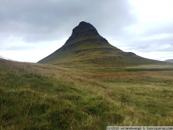 El monte Kirkjufell,
Este curioso monte da una imagen por cada cara que lo miras. Es imagen de la península de Snaefellsjokulls
