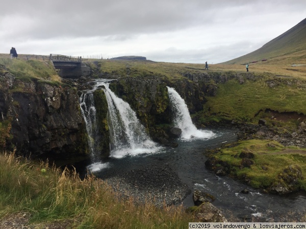 Las cascadas frentes al Kirkjufell,
Hya cascas más bellas en Islandias, pero la situación de estas junto al monte Kirkjufell, bien merece la visita.
