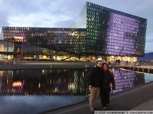 El edificio Harpa
Este edificio que es a la vez sala de conciertos, conferencias y más, se encuentra junto al mar en Reykjiavik. Fue diseñado por el estudio de arquitectura Henning Larsen, el artista Olafur Eliasson y Artec Consultants Inc.
