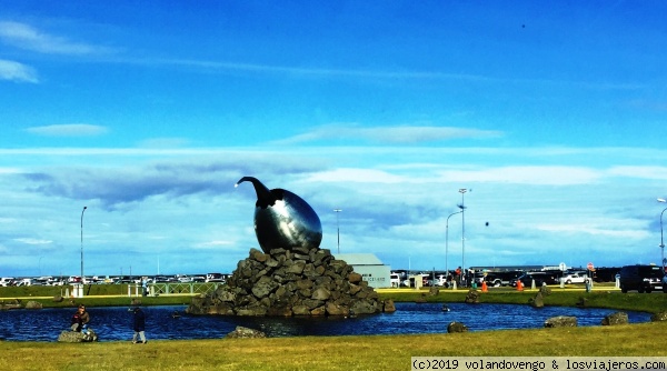 El Jet Nest o escultura del huevo de dragón
En el aeropuerto de Keflavik se encuentra esta escultura en un  estanque, obra de Magnús Tómasson
