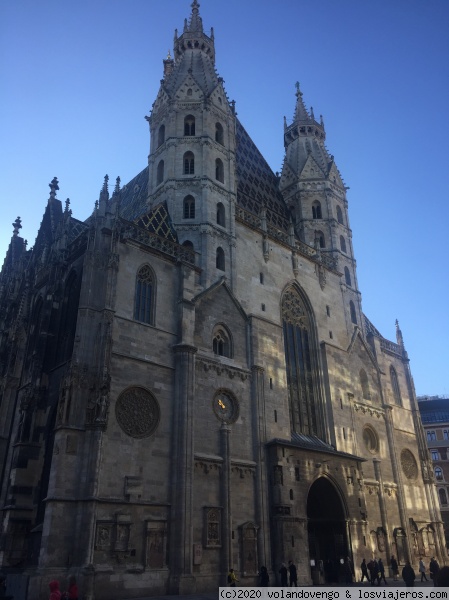 La catedral de San Esteban. Viena
La Catedral de San Esteban y su colorido tejado ilumina la plaza. Desde sus torres se domina Viena. Una visita imprescindible
