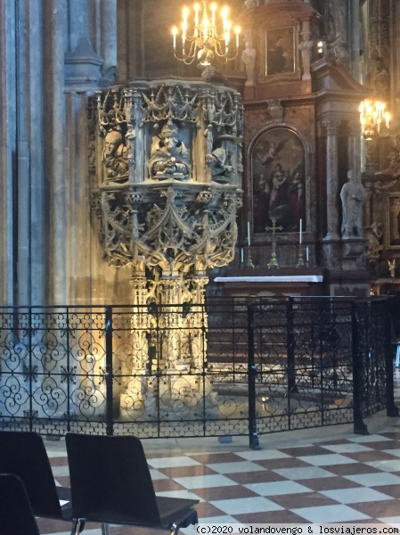 Púlpito de Pilgram. Catedral de Viena
Púlpito gótico del XVI, con unas sorprendentes y realistas tallas.realizado por Anton Pilgram, quien se autorretrato bajo la escalera como asomándose. También están talladas las imagenes de los 4 padres de la iglesia. Una magnífica obra del gótico flamíjero.
