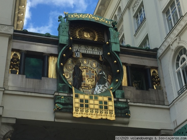 Reloj Ankeruhr. Viena
Este reloj, en realidad un puente para unir los 2 edificios Anker, es de principios del siglo XX. Cada hora lo recorre un personaje o pareja famosa en Austria. A las 12 del mediodía lo hacen las 12 figuras al son de una música.
