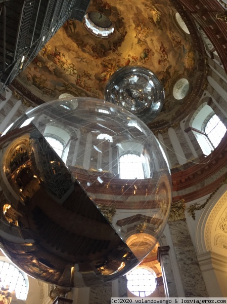 Iglesia de San Carlos Borromeo. Viena
Iglesia barroca, con una preciosa cúpula pintada.Para  su restauración se colocaron andamios y un ascensor que  permite contemplarla de cerca, pero que daña terriblemente la estética del conjunto de la nave. Esperemos que pueda ser eliminada y busquen otra forma que no dañe al patrimonio.
