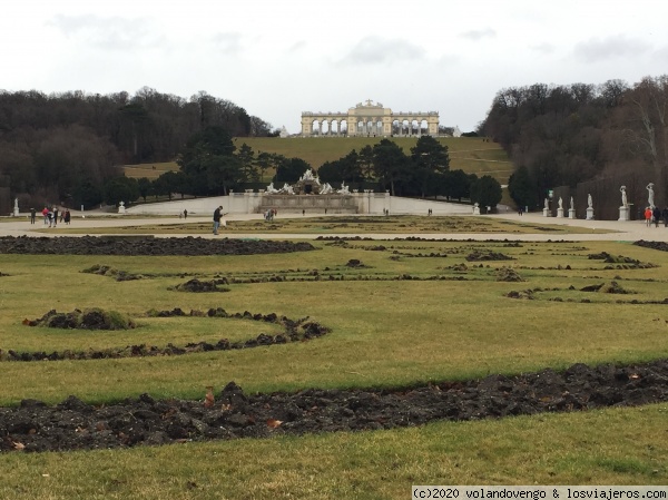 Jardines del Palacio Schönbrunn. Viena
Los jardines del barroco Palacio Schönbrunn, residencia de verano de la familia imperial de Viena, son hermosos incluso en invierno, aunque habrá que volver en verano, cuando se pueda, para admirarlos con todo su colorido.
