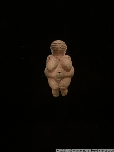 La dama de Willendorf
Venus paleolítica, datada entre el 27.500 y el 25.000 ane., encontrada en 1.908. Mide tan solo 11 cm de alto. Esta maravilla se encuentra en el Museo de Historia Natural de Viena, y no hay que perdérsela
