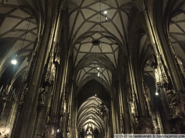 Catedral de San Esteban, Viena
Interior de la Catedral de Viena. Un magnífico espacio, con bellas bóvedas y el  púlpito de Pilgram, muy interesante. El Retablo de la nave izquierda no hay que perdérselo. Se puede entrar hasta tarde, excepto a la parte de culto, que tiene horas de visitas.
