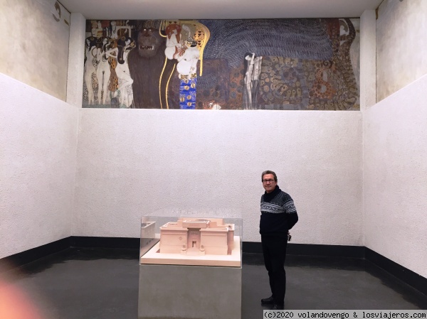 El altar de Beethoven. G.Klimt
Parte del  friso que Klimt realizó dedicado a Beethoven. en el Pabellón Secesión. Son 3 paredes con una experiencia auditiva de poder escuchar con unos auriculares la 9ª sinfonía mientras contemplas las pinturas. ¡Es algo alucinante!
