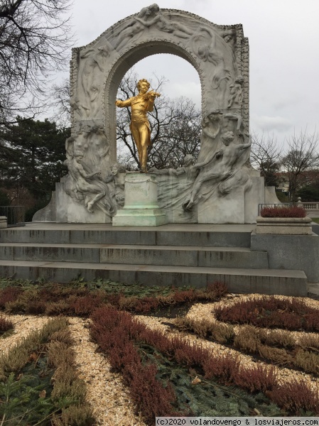 Monumento a Johann  Strauss (hijo)
Esta famosa estatua dedicada al famoso compositor de valses,    se encuentra en el famoso parque 