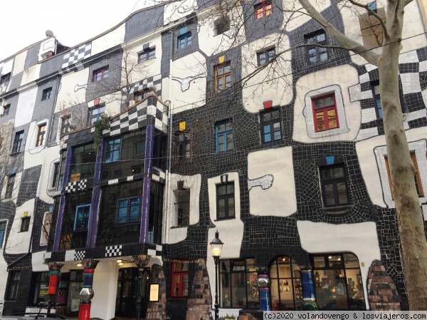 Museo  Hundertwasser. Viena
Museo del arquitecto Friedensreich Hundertwasser y su manera de entender la arquitectura al servicio de las personas y el medio ambiente. Tienen exposiciones puntuales y muestran objetos y edificios diseñados por él. Se encuentra en una antigua fábrica Tonet,  restaurada por él.
