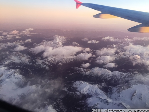 Volando sobre montañas y glaciares
Trayecto Viena-Sevilla, las montañas con glaciares se nos ofrecían en una belleza blanca. ¿Los Alpes?
