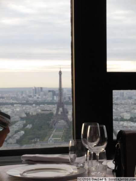 Cenando en Le Ciel du Paris
Comienzo de una cena de cuento de hadas en la cima de la Torre Montparnase
