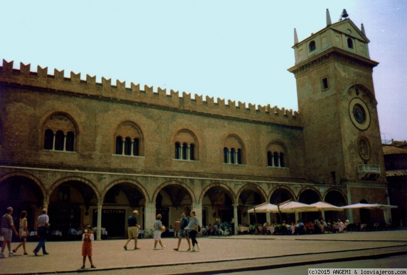 Foro de Mantua: Palazzo della Ragione e Torre dell`Orologio. Mantova (Italia)
