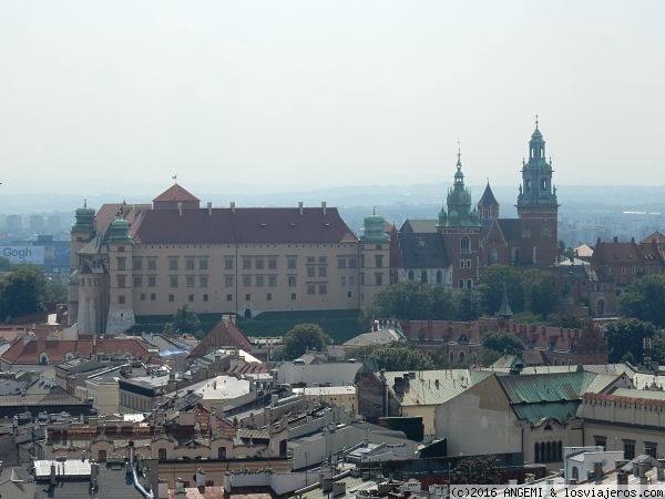 Vista del Castillo de Wawel desde la torre de la Basílica de Santa María
El Castillo de Wawel es uno de los complejos aequitectónicos más representativos de Polonia. Compuesto por la Catedral y el Palacio Real. Situado en la Colina de Wawel a la orilla del Vístula.
