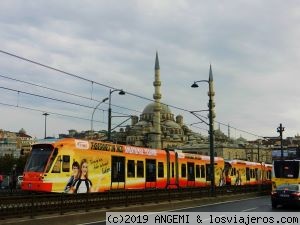 Eminönü, Estambul - Turquía
Tranvía T1 en Eminönü y Mezquita Nueva
(Yeni Cami)
