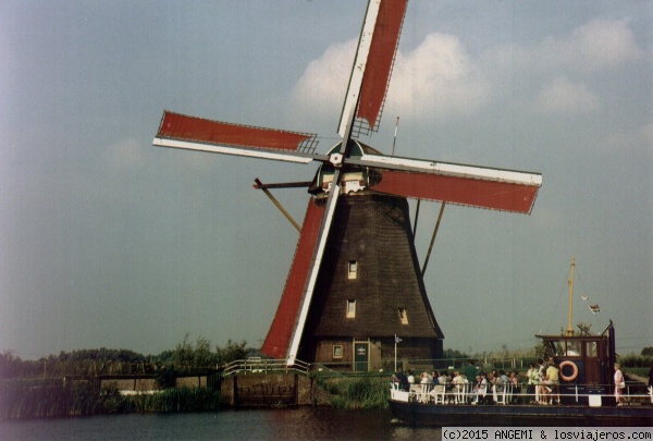 Molino en Kinderdijk (Holanda)
Foto 1993. Kinderdijk es un pueblo holandés, situado en la Provincia de Holanda Meridional en los Países Bajos, aproximadamente a 15 Km. al este de Rotterdam.
En 1738 se construyeron aquí los primeros ocho molinos. Kinderdijk fue el primer lugar con un suministro de electricidad en Holanda en 1886.
