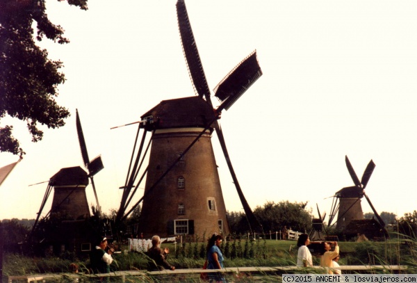 Molinos en Kinderdijk (Holanda)
Foto de 1993. Kinderdijk se sitúa en un pólder en la confluencia del río Lek y el río Noord. Para drenar el pólder, un sistema de molinos de viento fue construido alrededor de 1740.
Este grupo de molinos es la concentración más grande de molinos de viento en los Países Bajos.
