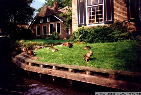 Giethoorn (Holanda)
Año 1993. Es también conocida como La Venecia de los Países Bajos o la Venecia del Norte, ya que no existen carreteras en la localidad, unos canales con una longitud total de unos 7,5 km recorren el pueblo.El transporte se realiza con botes de remos y pequeñas embarcaciones con motores eléctricos.
