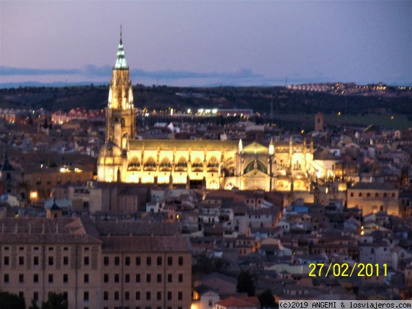 Toledo
Vista de la catedral de Toledo al anochecer desde el mirador del Parador
