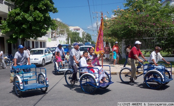 Procesión en Playa del Carmen (Quintana Roo)
Comitiva de la procesión día de la Virgen del Carmen. Conocer sus costumbres y disfrutar con esta gente tan sencilla y cariñosa fué un buen recuerdo de este 16 de Julio
