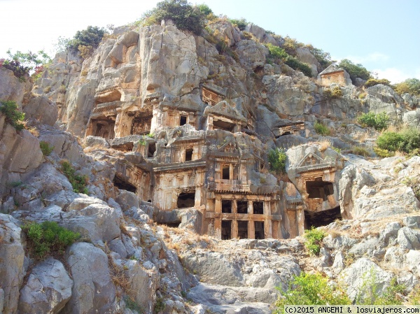 Tumbas rupestres de Mira (Demre) Antalya
La impresionante Mira fue capital de seis ciudades licias. Llegó a tener el derecho de acuñar moneda propia en los siglos III y II a.C. Durante la época cristiana era un importante centro político y económico.
