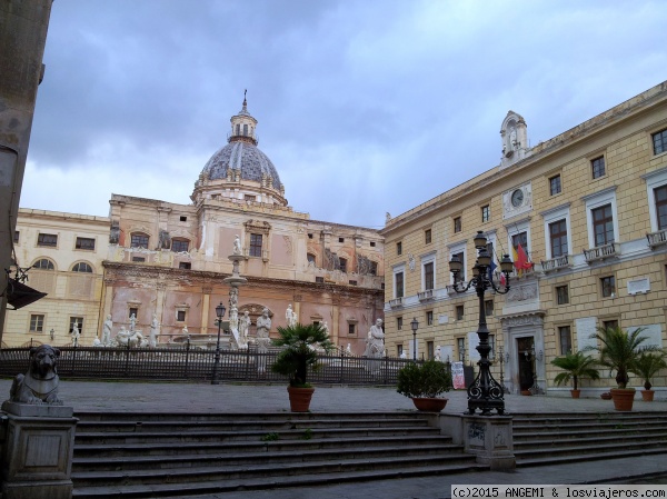 Plaza Pretoria en Palermo (Sicilia)
La Plaza está rodeada de magníficos edificios, como el Palacio Pretorio, también llamado Palazzo delle Aquile (decorado con águilas) o la Iglesia dominica de Santa Caterina y de la Fontana Pretoria.
