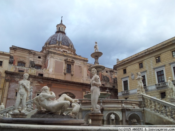 Fontana Pretoria en Palermo (Sicilia)
Ocupando el centro de la Plaza Pretoria, esta magnífica fuente también es conocida como “de la Vergogna” (de la vergüenza), por la desnudez de sus numerosas estatuas. Los pilones están dispuestos en tres niveles concéntricos, con estatuas de criaturas mitológicas, monstruos, tritones, sirenas y las alegorías de los cuatro ríos de Palermo.
