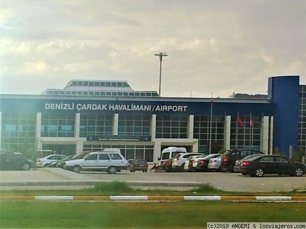 Aeropuerto Denizli Cardak, Denizli - Turquía
Aeropuerto Denizli Cardak Airport (código IATA: DNZ) (en turco Denizli Çardak Havalimanı) está situado en el distrito de Cardak, a 65 km del centro de la ciudad de Denizli y a 72 km de Pamukkale.
