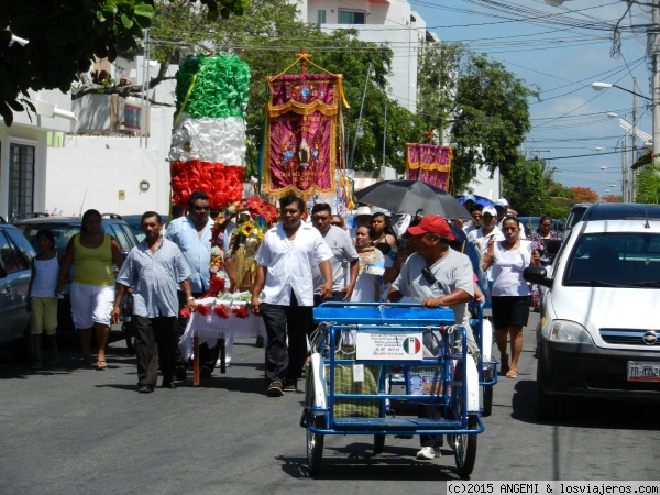 Procesión Virgen del Carmen en Playa del Carmen
Paseando por las calles menos turisticas de Playa del Carmen nos encontramos con la procesión porque era 16 de Julio. Me gustó disfrutar de este ambiente tan auténtico.
