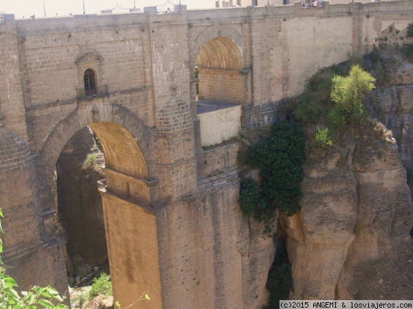 Puente de Ronda (Málaga)
Esta obra maestra de 98 metros de altura, construida en sillares de piedra extraídos del fondo de la garganta del Tajo, permitió la conexión del barrio moderno o del Mercadillo con el barrio antiguo de la ciudad y posibilitó la expansión urbanística de la ciudad
