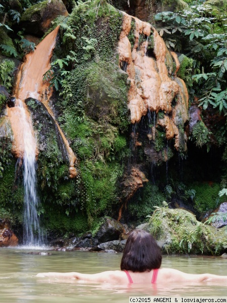 Caldeira Velha  (Isla Sao Miguel - Azores)
Cascada de agua caliente ferruginosa, dentro del Parque Natural 