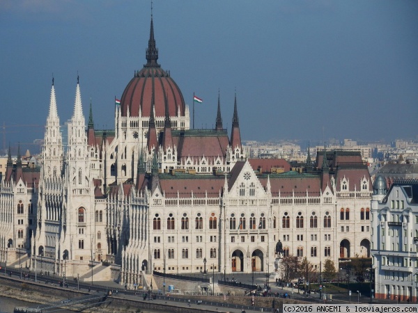 Vista del Parlamento desde Buda
El Parlamento de estilo neogótico es el edificio más imposante de la orilla danubiana de Pest, fue construido entre 1884 y 1904
