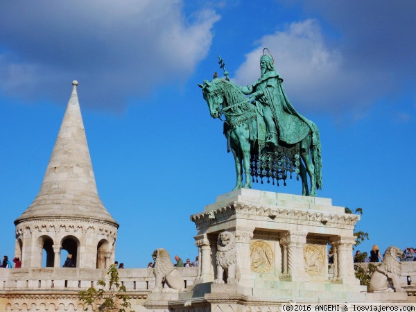 El Bastión de los Pescadores y la estatua del rey San Esteban.
El Bastión de los Pescadores es un mirador situado en la colina de Buda, al oeste del Danubio. Desde su cima se contempla la ciudad en todo su esplendor.
