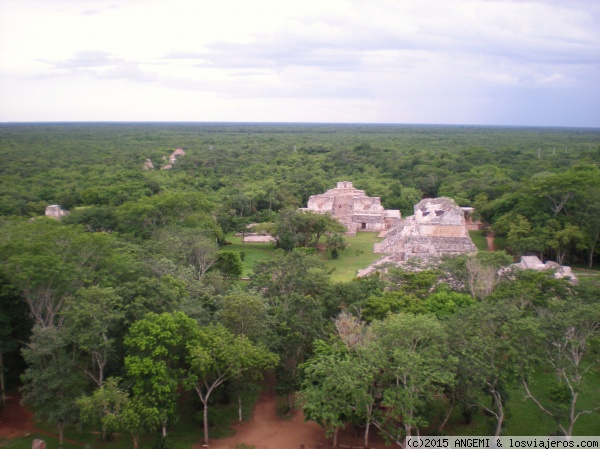 Vista desde la cima de la pirámide de la zona arqueológica de Ek Balam (Yucatán)
Una de las zonas arqueológicas mejor conservadas en Yucatán es Ek Balam. Es una maravilla su pirámide con esculturas y frisos muy bien conservados. Las vistas desde lo alto de la piramide es espectacular.
