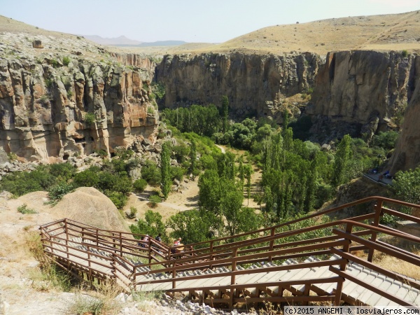 Valle de Ihlara (Capadocia)
El valle de Ihlara se halla cerca del Monte Hasan y del Monte Melendiz (2 de los 3 volcanes de la Capadocia). Se trata de un cañón o desfiladero de 100 metros de profundidad y de 14 km de longitud.
