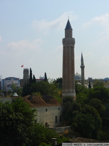 Minarete de la Mezquita Yivli Minareli en Antalya
Sobresale por encima de todas las edificaciones con sus 45 metros de altura.  Es lo único que queda de una antigua iglesia bizantina convertida en mezquita por el sultán selyuquí Aladín Keykubat. La mezquita que está hoy junto al alminar, es en realidad, mucho posterior al primitivo templo.
