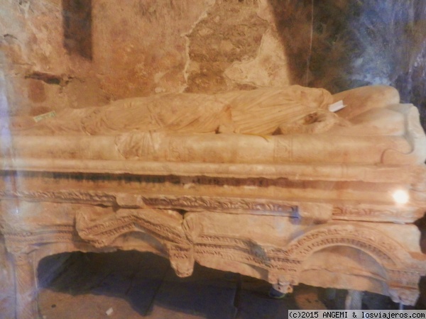Sarcófago  donde estuvo enterrado Sán Nicolás en Demre, antigua Mira (Antalya)
Sarcófago donde fueron enterrados los restos del santo —si bien éstos fueron trasladados posteriormente a Italia—
