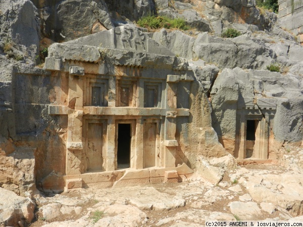 Detalle de tumbas rupestres de Mira (Demre) Antalya
tumbas con motivos clásicos en sus arquitecturas esculpidas en la montaña
