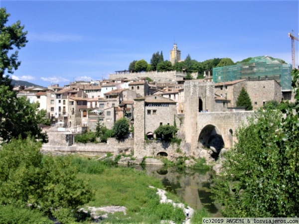 Besalú - Gerona
Pueblo medieval con puente fortificado sobre el río Fluvià
