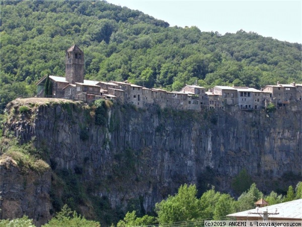 Castellfollit de la Roca - Gerona
Castellfollit de la Roca se encuentra situado en la provincia de Girona, en la comarca de La Garrotxa.
Sobre una pared basáltica de unos 50 metros de altura se encuentra este pintoresco pueblo de origen medieval.
