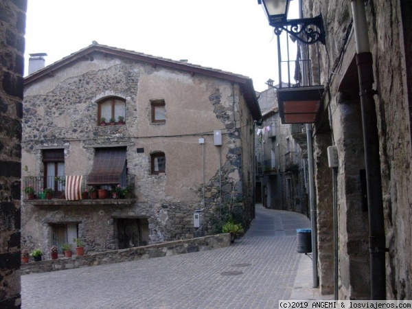 Castellfollit de la Roca - Gerona
Pueblo de origen medieval situado en la cima de un acantilado.
