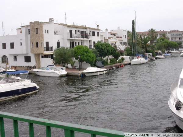 Canal de Ampuriabrava (Gerona)
Foto 2006.  Marina residencial más importante de Europa, con unos 24 km de canales navegables
