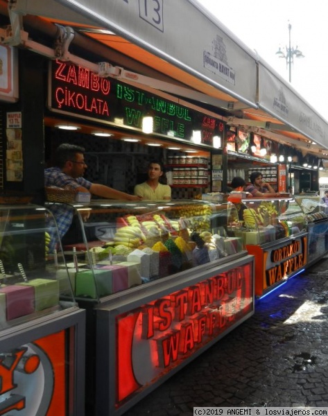 Puestos callejeros de patatas asada en Örtaköy - Estambul
En el barrio de Örtaköy existen muchos puestos de comida callejera variada, son famosas sus patatas asadas.
