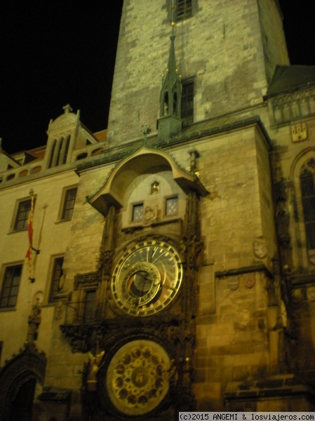 Reloj Astronómico de Praga
En la esfera superior se encuentra el Reloj Astronómico, que indica la hora y la posición del Sol, la Luna y Venus. El reloj indica 3 tipos de horas diferentes: la hora europea, en números romanos, la hora bohemia, indicada en la parte exterior del reloj y la hora babilónica, representada en cifras arábigas en la parte interior del reloj.
