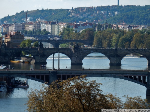 Puentes de Praga - República Checa
El puente más famoso sobre el río Vltava es el puente de Carlos, pero no es el único. En la ciudad de Praga hay diecisiete puentes que cruzan el río Vltava.
