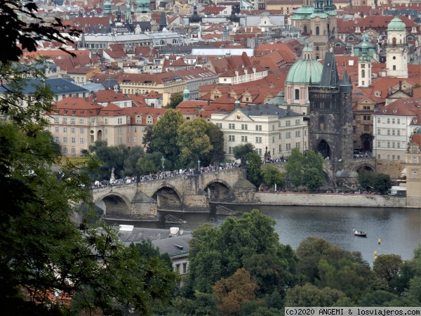 El Puente de Carlos, Praga - República Checa
Vista de Praga y su famoso puente de Carlos desde el barrio de Malá Strana
